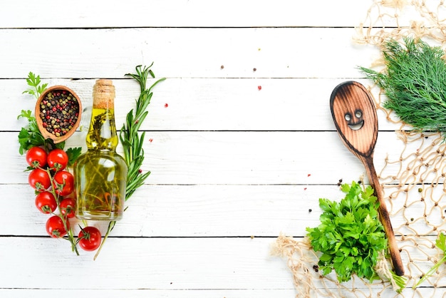 składniki na stolnicy: zioła, cytryna, oliwa