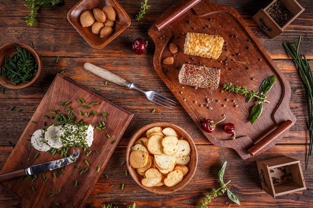 drewniany stolik z talerzem domowego dania